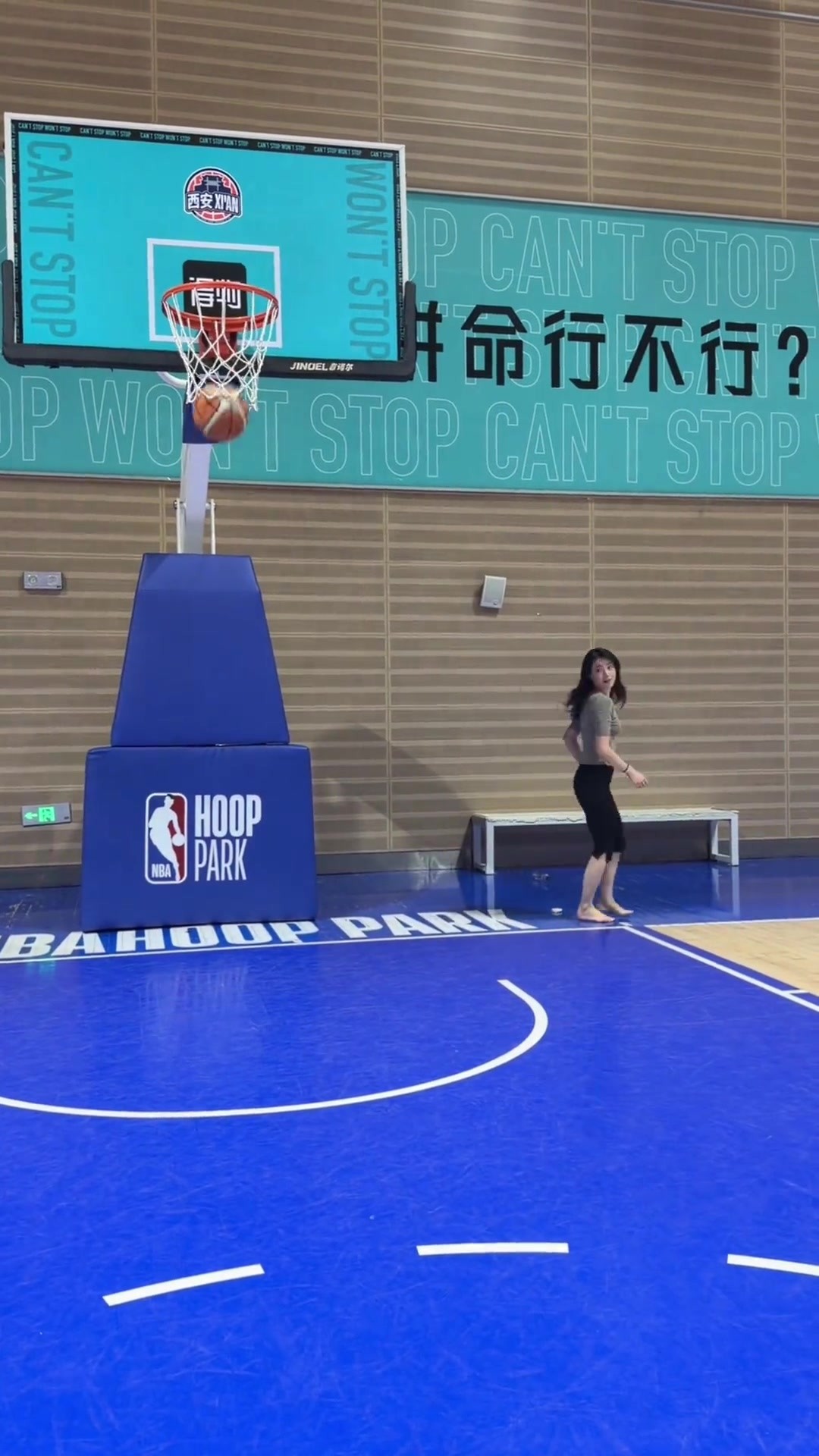 就小姐姐这球技，光脚也能打赢不少吧友吧？🙊